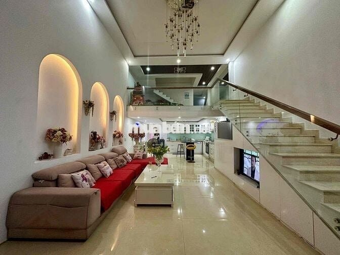 NHÀ SÂN RỘNG KIỆT Ô TÔ NGUYỄN HUY TƯỞNG