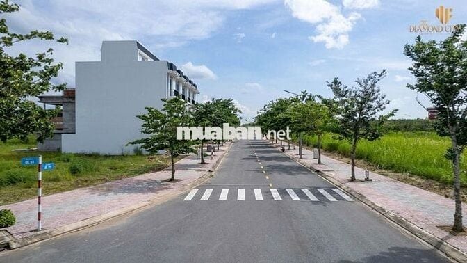 Bán Nhà Phố 1T2L 90m2, Giá 2.5 tỷ - Đường TL824, Hựu Thạnh, Long An