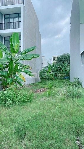 Tôi cần bán nền đất 100m2 KDC 13E Intresco đường 12m giá 40 Triệu/m2