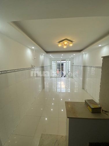 Bán nhà mặt tiền - đường Lê Thị Bạch Cát. 4 tầng lầu. Nhà đẹp.