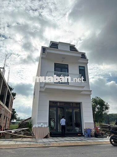 Nhà 1 trệt 1 lầu, 5x16, sổ riêng, nhựa 13m, đg Hùng Vương, Tp Bến Cát