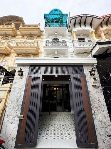 NHÀ MẶT TIỀN ĐƯỜNG LÝ PHỤC MAN Q7 XE Ô TÔ ĐẬU TRONG NHÀ 