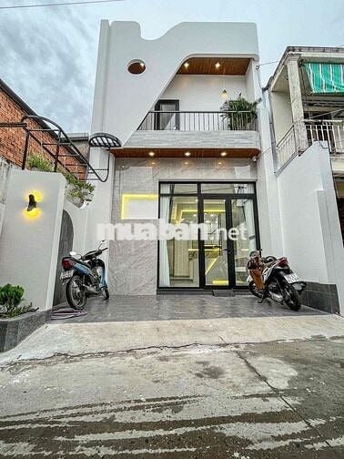 NHÀ TRỆT LẦU MỚI XÂY KIẾN TRÚC HIỆN ĐẠI - 3 PHÒNG NGỦ. NGAY BỜ KÈ TẦM