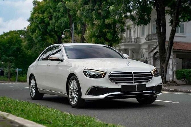 Mercedes Benz_E200 Exclusive - 2022 Bank 90%