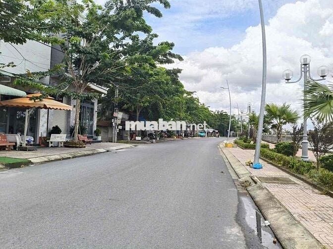 NHÀ cấp 4 đẹp rẻ. Thuộc phường LONG CHÂU (phường 2 củ) cách bờ kè Hoàn