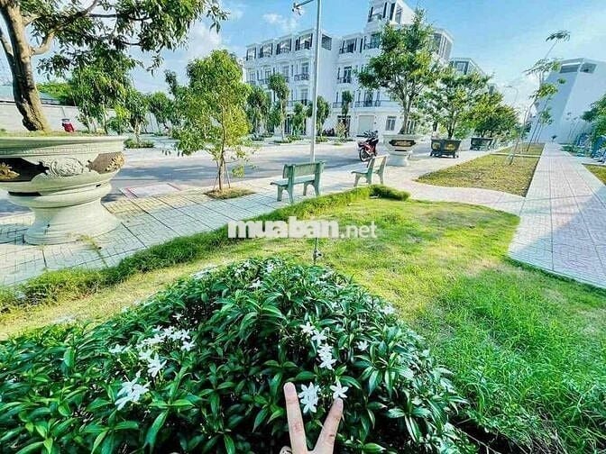 Nhà Phố Mới Xây DT 240m2 1Trệt 3Lầu 4Pn 5Wc Bảo Vệ 24/24 An Ninh