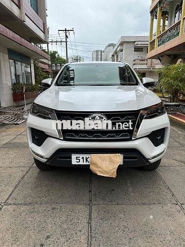 Toyota Fortuner dầu cuối 2022 số tự động mới 90%