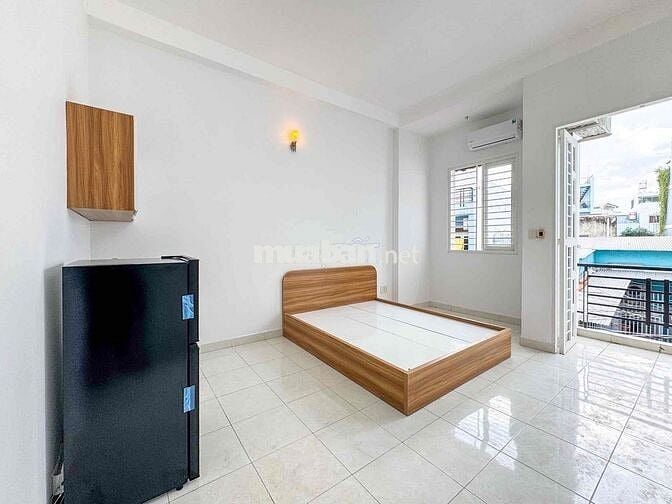 Studio Ban Công Rộng 30m2 Nội Thất Cơ Bản Ngay CV Làng Hoa