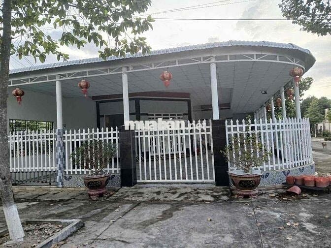 Nhà mới xây 240m2 giấy tờ đầy đủ ( chính chủ không qua cò₫