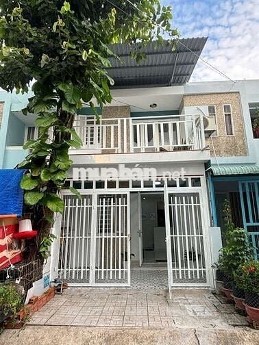 Bán nhà mặt tiền 2 tầng có SHR Đức Hoà giá 600tr