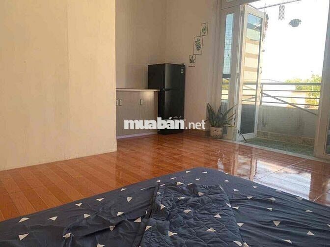 STUDIO BAN CÔNG FULL NỘI THẤT GIỮA TRƯỜNG CÔNG THƯƠNG VÀ VĂN HIẾN