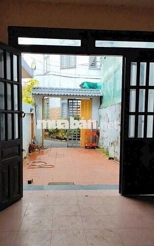 BÁN NHÀ 2 TẦNG CÓ SÂN THƯỢNG XE Ô TÔ ĐỂ TRONG SÂN