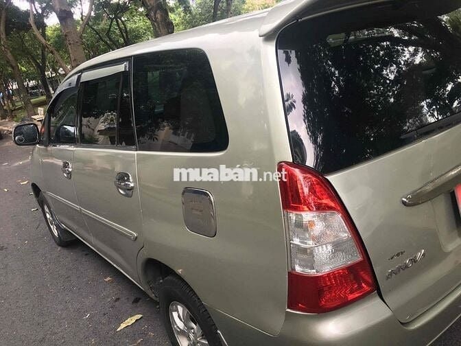 Toyota Innova 2006 J - 123456 km