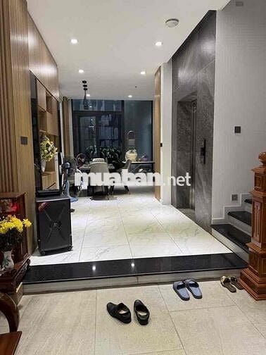 CỘNG HÒA NGANG  5M – CÓ THANG MÁY – XE HƠI NGỦ TRONG NHÀ