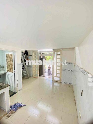 Phòng trọ cao cấp có Gác và Sân mặt trước 4tr8 có máy lạnh 30m2