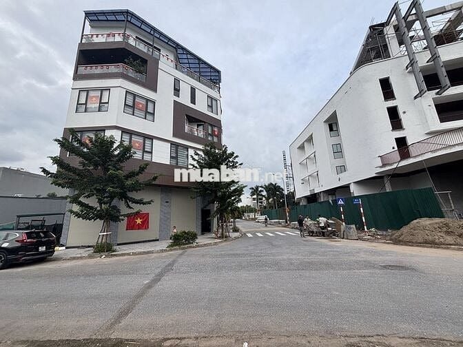 Mặt bằng kd siêu đẹp 3 mặt tiền, view vườn hoa, sát trường học