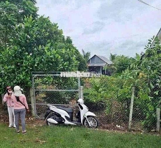 Cần bán nhanh miếng đất thổ cư 215m2 này với 550tr