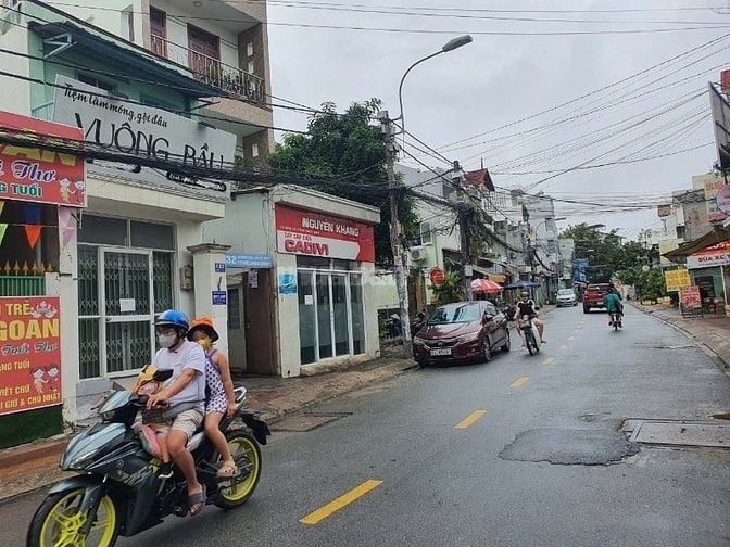 ki ốt mặt tiền 5 triệu, DTSD 28 m2 có gác, làm văn phòng, kinh doanh