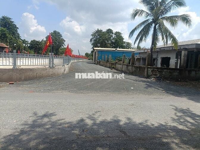 Cho thuê nhà xưởng 700m2 2 mặt tiền đường lớn - Nhị Bình Hóc Môn