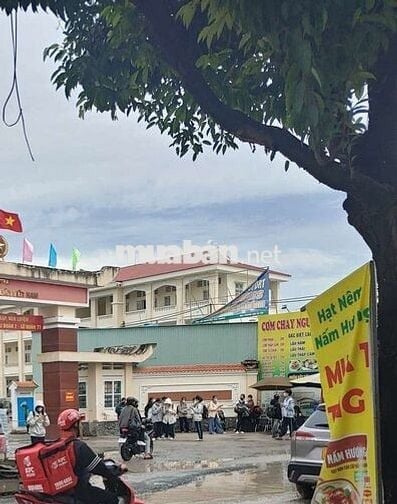 Cho thuê vỉa hè bán cả ngày có sẵn xe trà chanh + ô dù