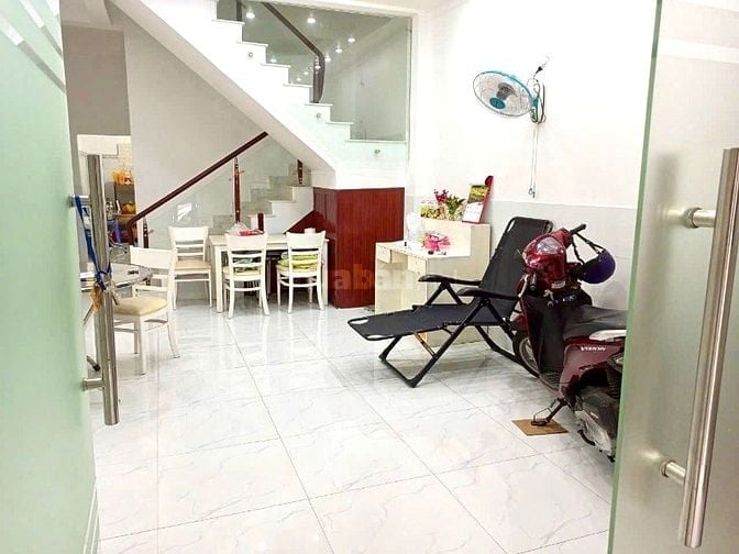 Cho thuê nguyên căn 4x10 đúc 1 lầu 2PN 2WC 2 Mlạnh hẻm Xhơi P5 DQ Hàm 