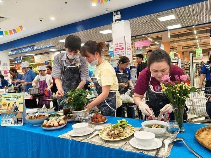 NÓNG CẦN TUYỂN NHÂN VIÊN TRỰC QUẦY, TẠP VỤ 