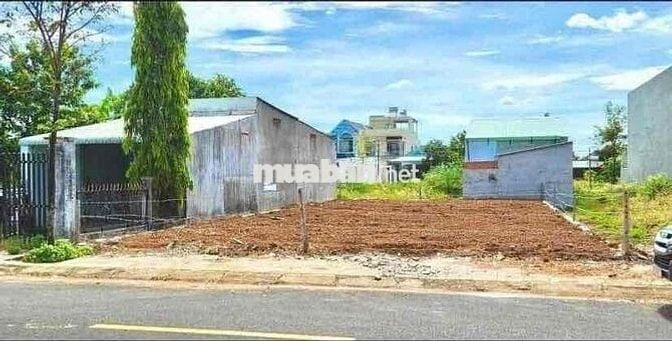 Mặt tiền đường nhựa, gần chợ, gần trường học