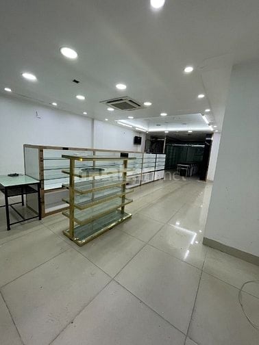 Cho thuê nhà phố kinh doanh 92 La Thành , 7 tầng có hầm để xe rộng rãi