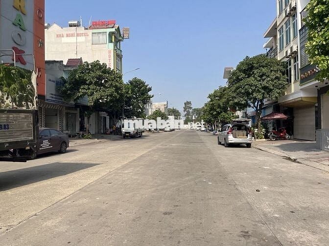 NGỘP BÁN GẤP LÔ ĐẤT ĐƯỜNG D4 NẰM NGAY SÁT VINCOM 550 DĨ AN