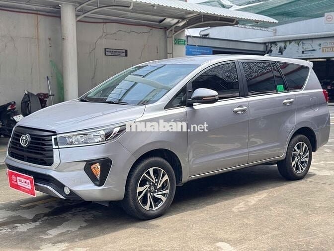 Toyota Innova 2.0E Số sàn 2024 màu bạc - 705Tr