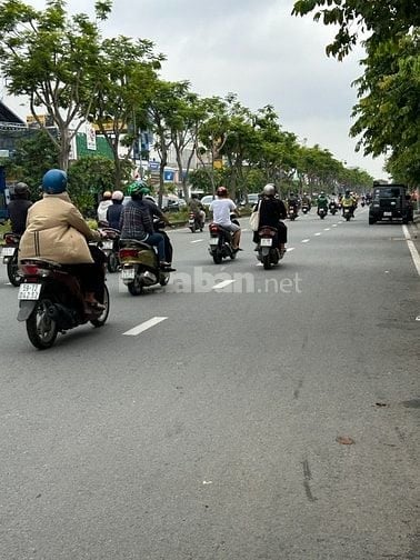 Bán nhà  17.9 tỷ ngay đường Trần Não rẽ vào.