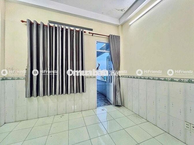 PHÒNG TẦNG THƯỢNG - CÓ MÁY LẠNH , TỦ LẠNH , BANCOL GẦN NGÃ TƯ BỐN XÃ