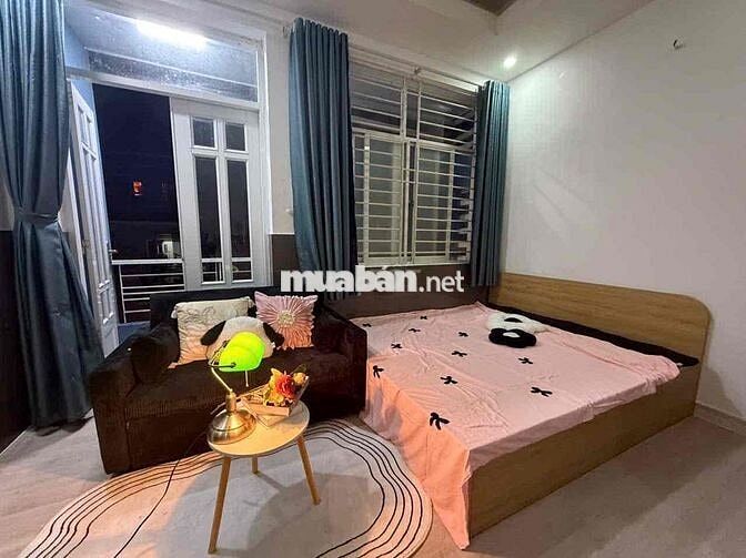 Phòng trọ ban công thang máy kế cầu nguyễn văn cừ rộng 25m2