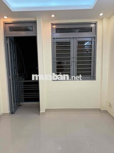 Cho nữ thuê phòng có ban công và cửa sổ