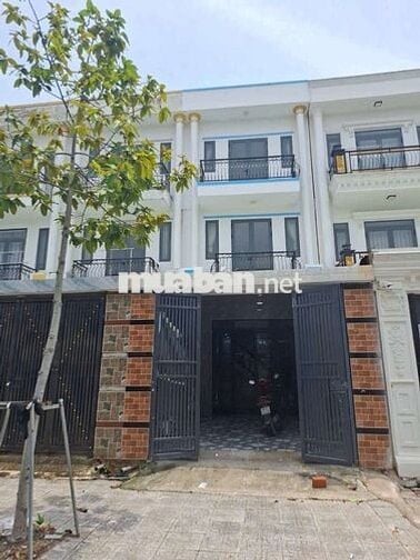 Bán nhà đang  thuê 12tr/th,giá 2ty550tr 4PN phường uyên hưng tân uyên