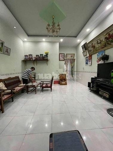 Ngộp ngân hàng nên bán gấp căn nhà ở Thị Trấn Hóc Môn, DT 100m2, Giá 