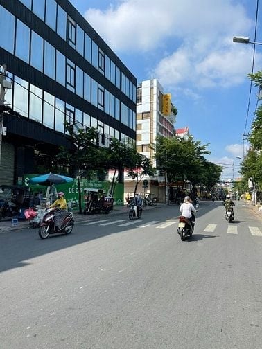 Tòa nhà ngay Đồng Đen-Hồng Lạc. DT 4.1x32m, hầm 7 tầng