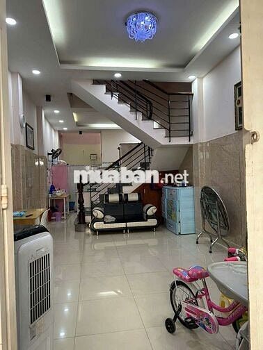 Nhà siêu đẹp full nội thất dt 4×15 trệt 1 lầu đúc 2pn 2wc hẻm xe hơi