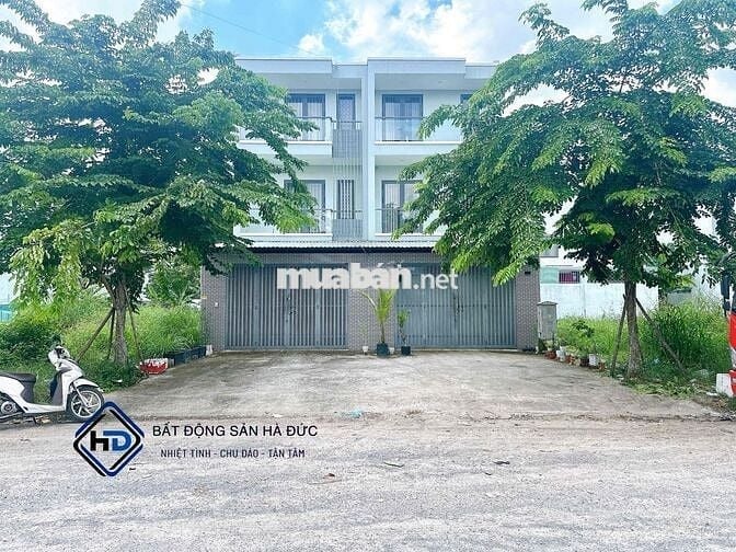 Nhà 2 lầu 5x20 mặt tiền đường 30m vỉa hè rộng