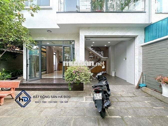 Biệt thự sân vườn 10x20 có nội thất gần UBND Quận 12