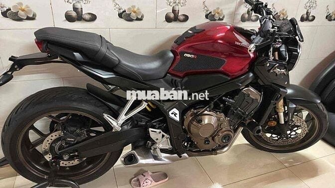 Honda CB650R 2020, màu đỏ đen