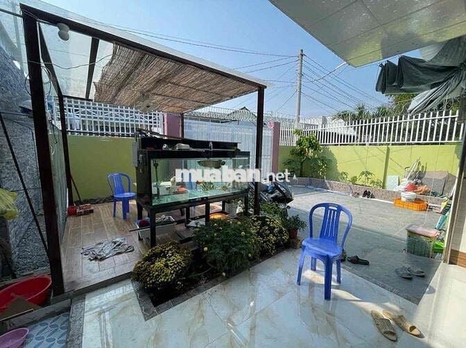 Bán Nhà ở sân vườn thoáng mát, Dân cư đông