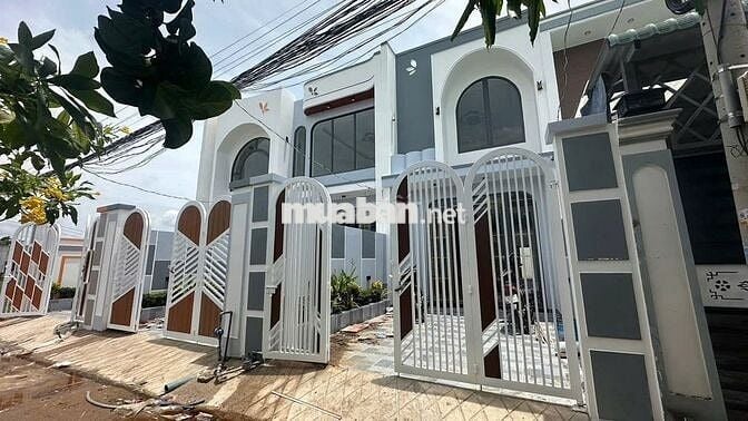 Cần ra gấp nhà Đ. Đoàn Nguyễn Tuấn. Giá 1 tỷ 200 triệu, 1 trệt, 1 lầu.