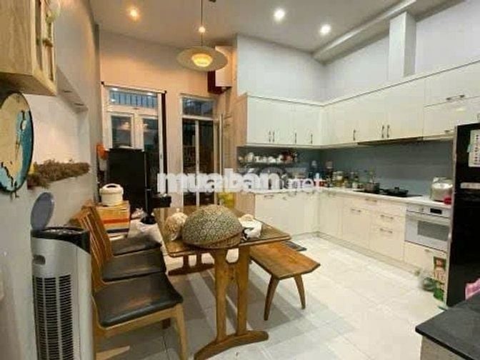 Bán nhà sát mặt tiền đường Nguyên Hồng,hxh,diện tích lớn,giá 10,5 tỷ.