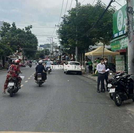 Cho thuê nhà mặt tiền Quang Trung , gần chợ Hóc Môn, DT 4,5 x 30m