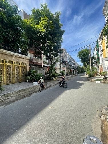 bán nhà có hầm + thang máy đường 17b ao sen tên lữa 5x20m giá 15 tỷ