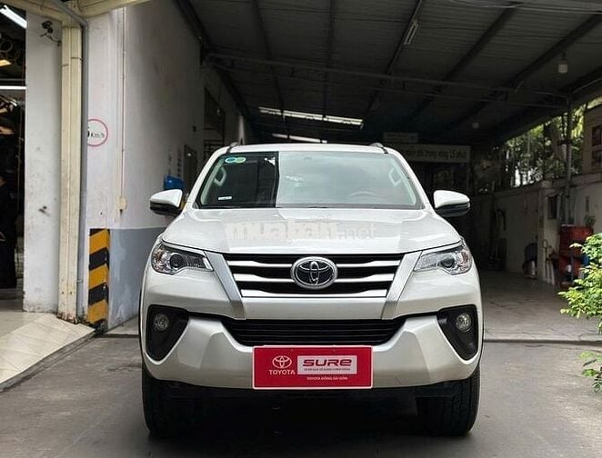 Toyota Fortuner 2.4G máy dầu số sàn 2018 màu trắng