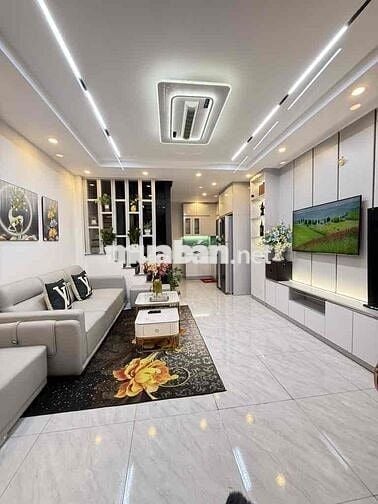 Bến xe Nước Ngầm thang máy, ô tô đỗ cửa