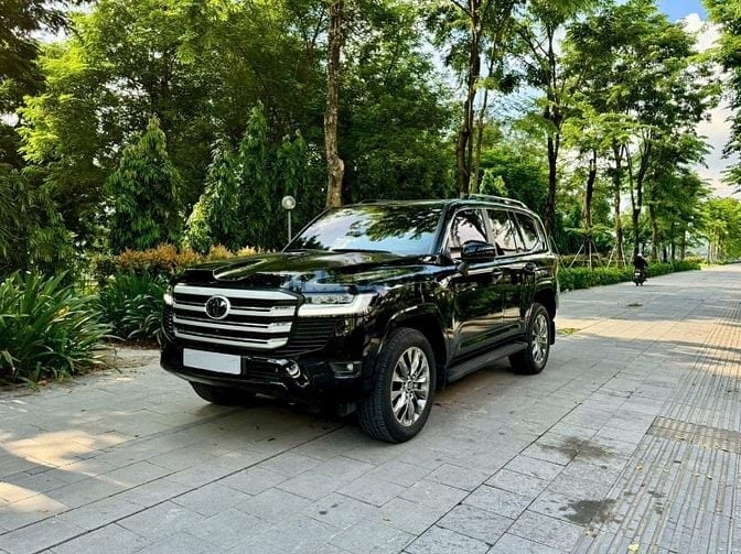 Bán Land Cruiser LC300 sản xuất 2025. Siêu lướt 5000 Km. Xe như mới.