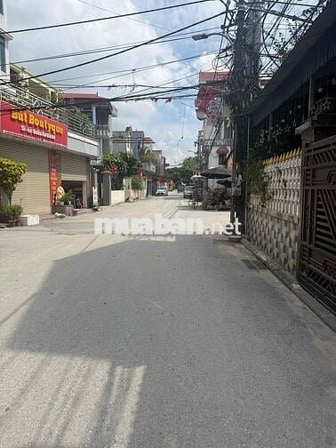 OTO ĐỖ CỬA - ĐƯỜNG THÔNG THOÁNG - GẦN BÌA LÀNG
